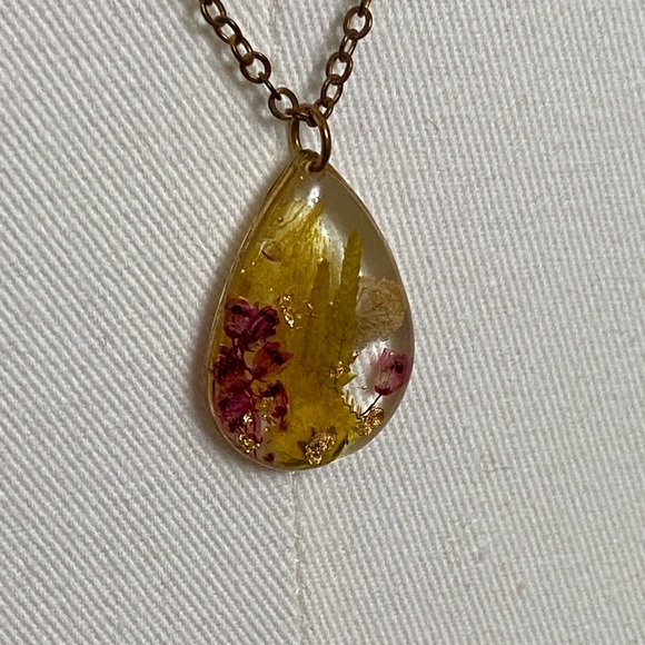 Vintage Press Flower Necklace - Picture 4 of 12